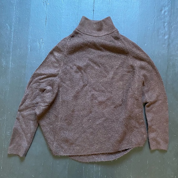 Batwing Sleeved Turtleneck - Picture 2 of 4